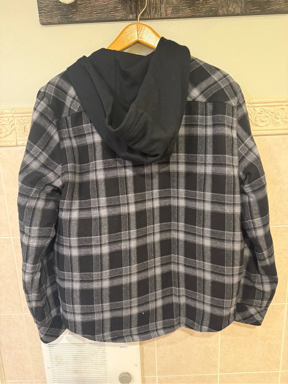 Legendary Outfitters: Men's Black & Gray Plaid Hooded Flannel Jacket